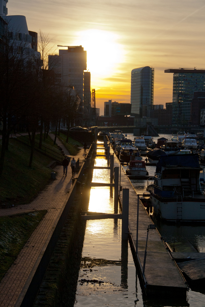 Untergehende Sonne im Hafen