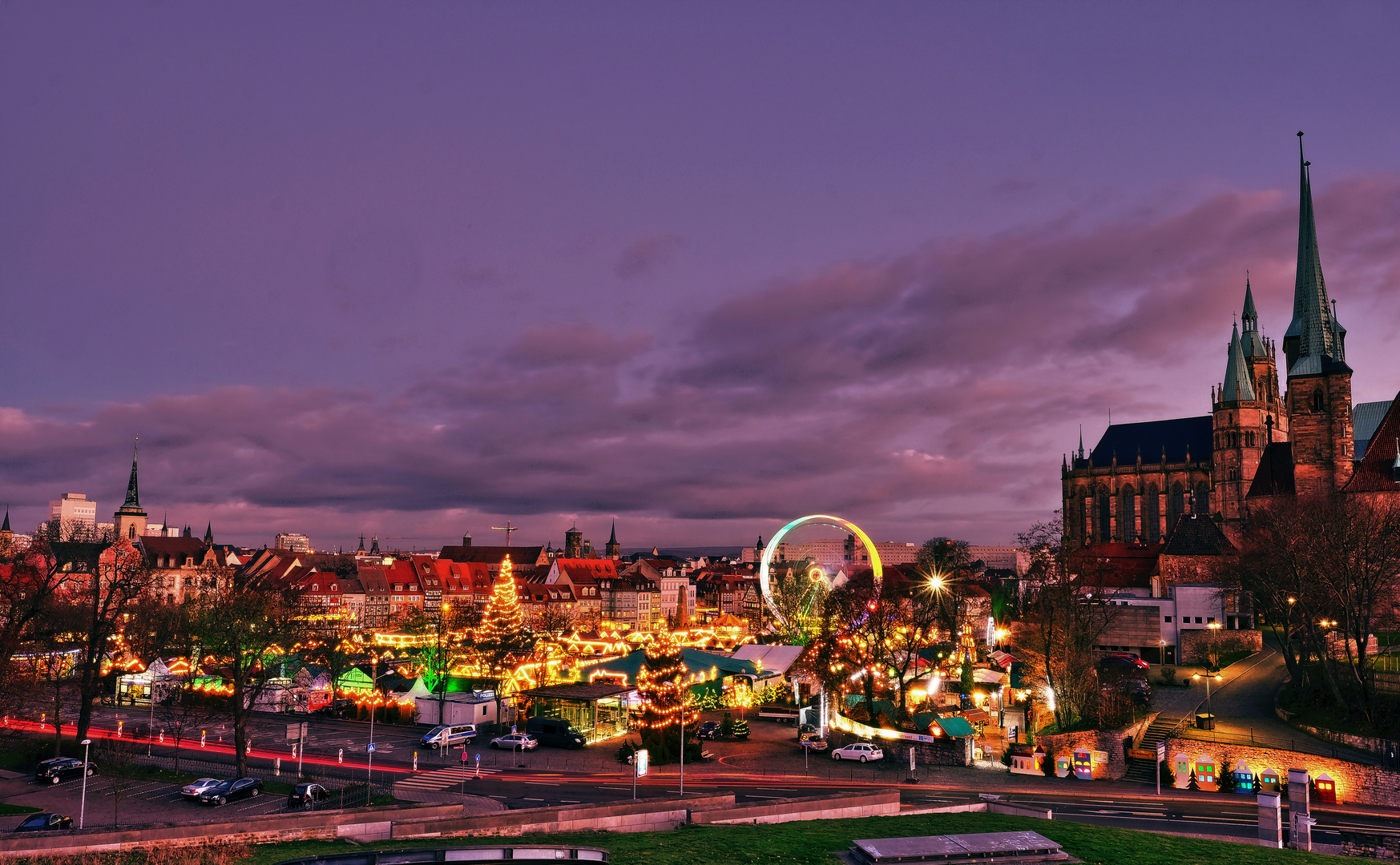 Untergehende Sonne im Rücken über dem Weihnachtsmarkt Erfurt