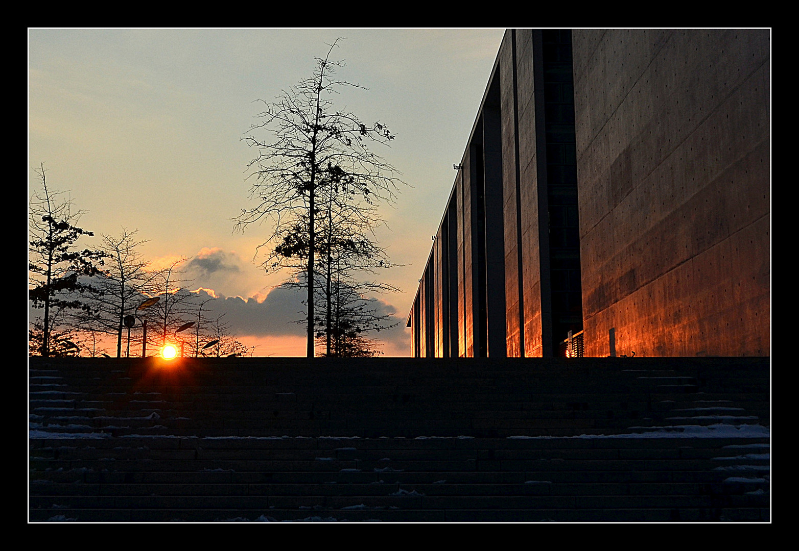 Untergehende Wintersonne am Bundeskanzleramt ...Berlin...