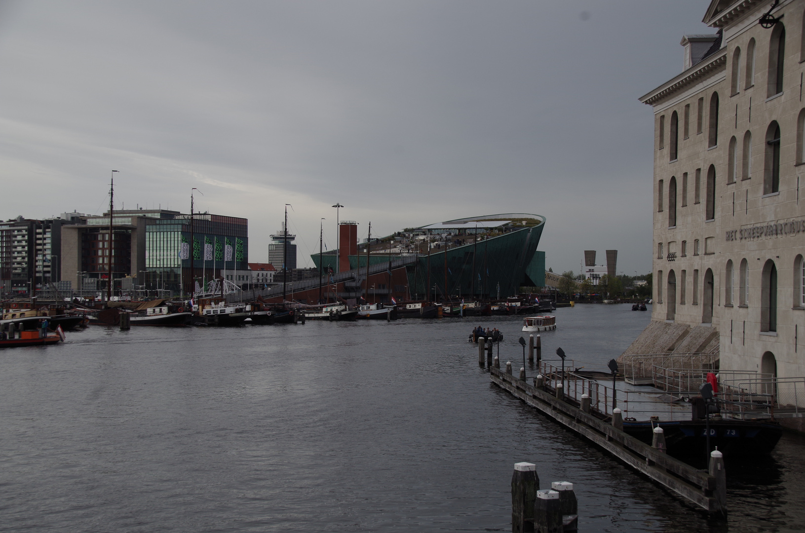 Untergehendes Schiff in Amsterdam