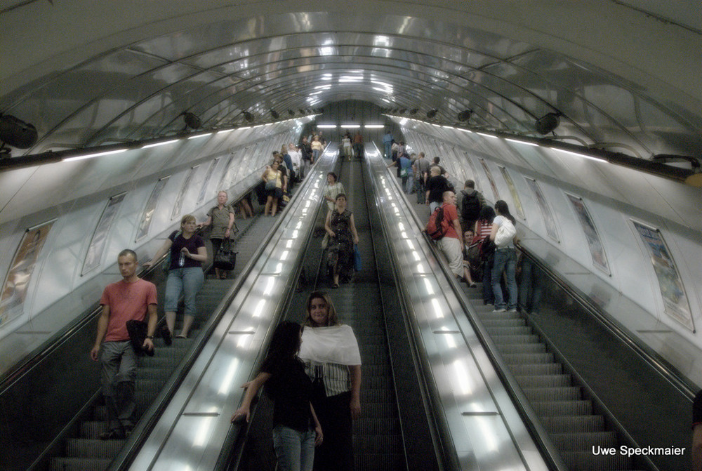 Untergrundrolltreppe zur S-Bahn nähe Prag