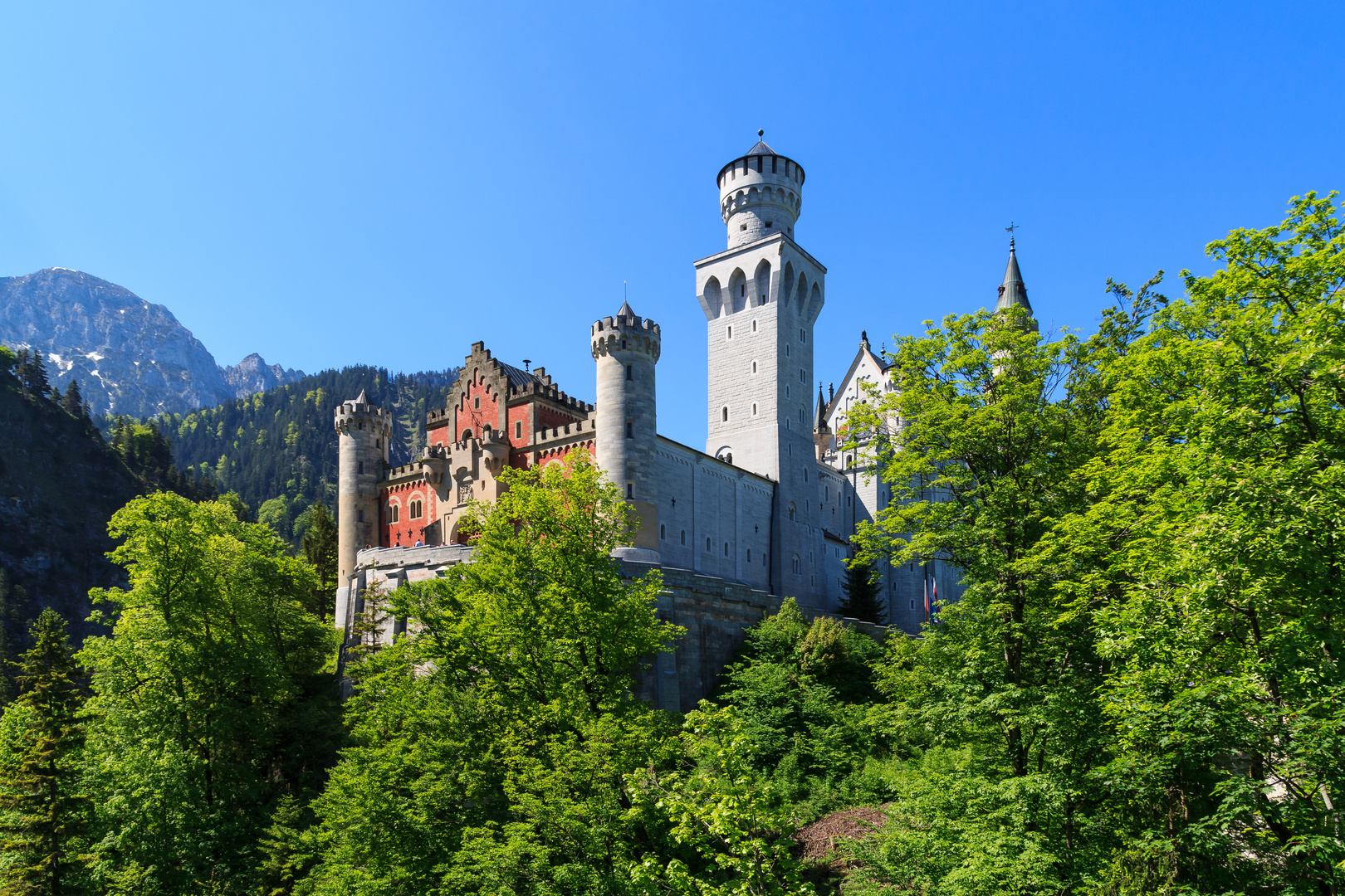 Unterhalb der Schloßmauer