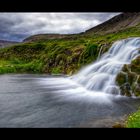 Unterhalb vom Dynjandi Wasserfall