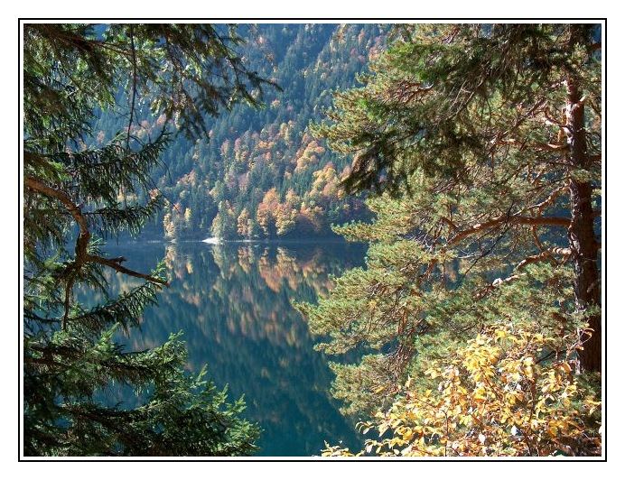 Unterhalb von der Zugspitze liegt der Eibsee 2