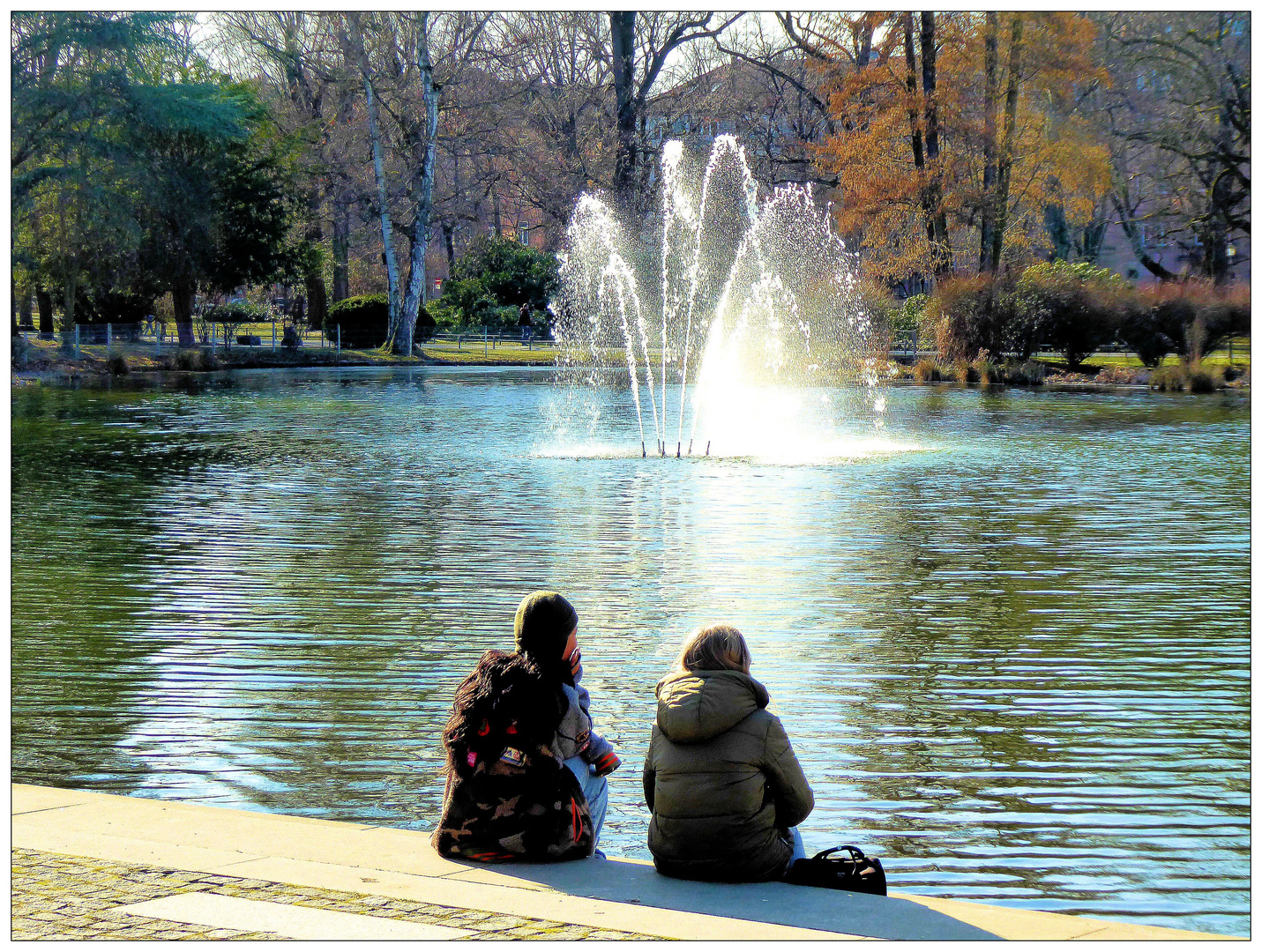 Unterhaltung am Wasser