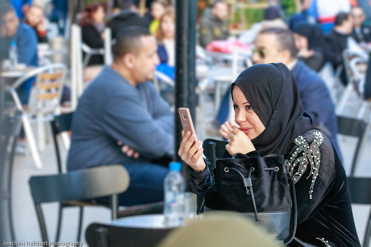 Unterhaltung im Straßencafé