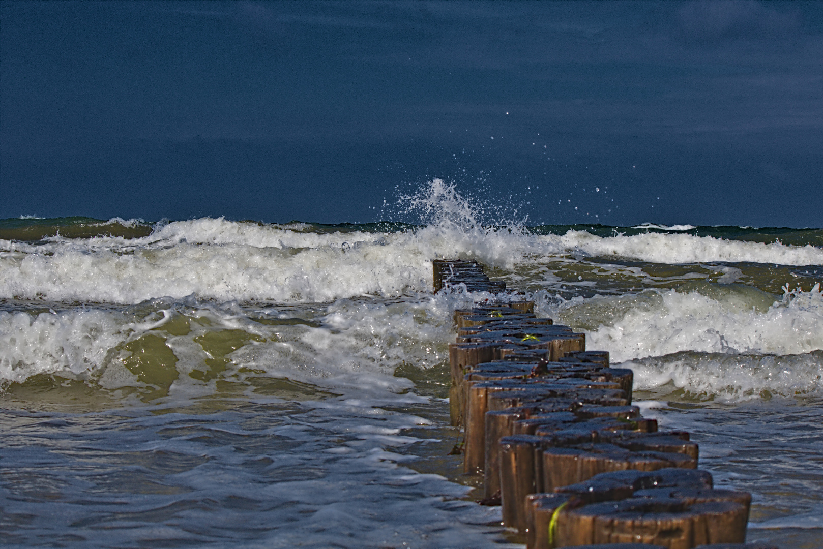 Unterm dunklen Himmel die Ostseebrandung