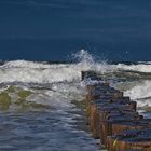 Unterm dunklen Himmel die Ostseebrandung