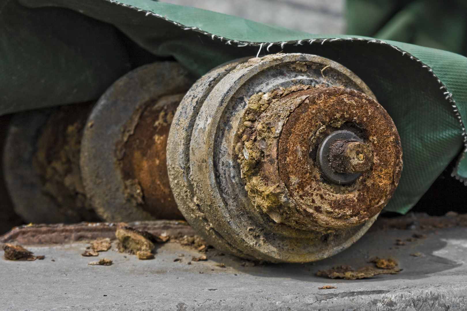 unterm Leichentuch in der Industriebrache D.