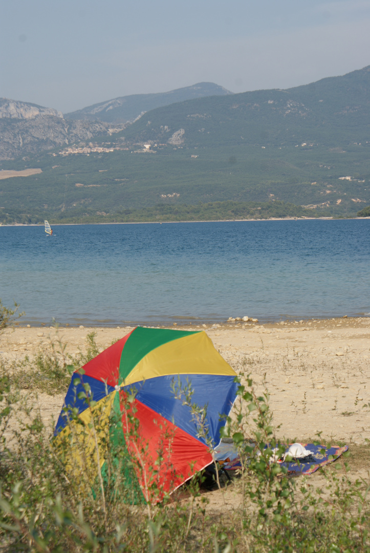 Unterm Sonnenschirm im Mittelmeerurlaub