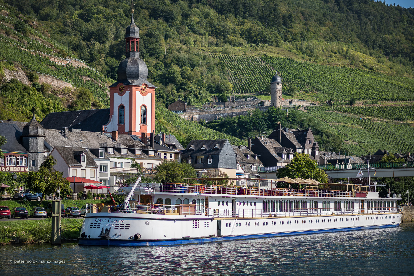 Untermosel - MS "Royal Crown" vor Anker bei Zell an der Mosel