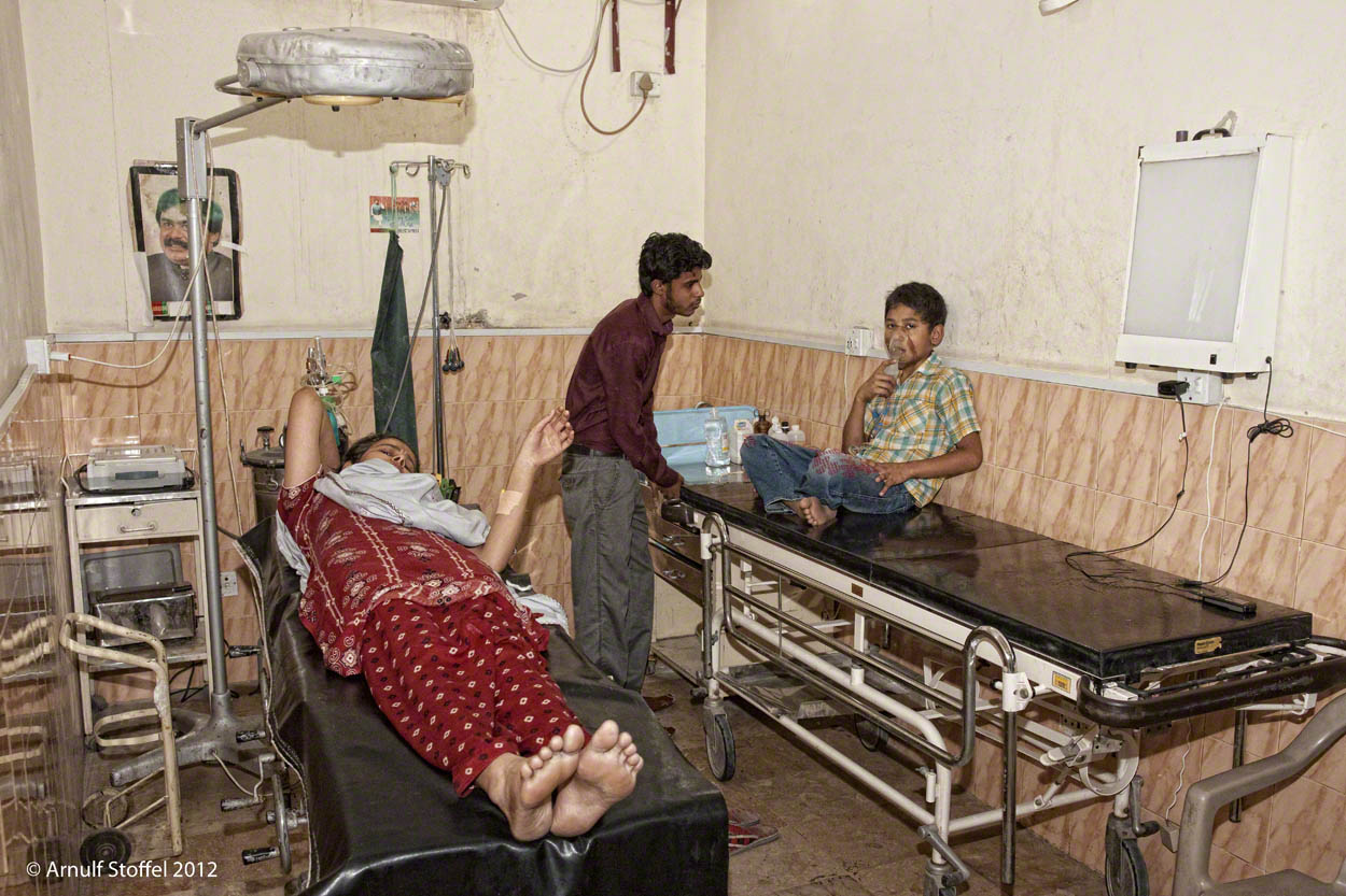 Untersuchungsraum im Nazir Hussain Hospital Karachi