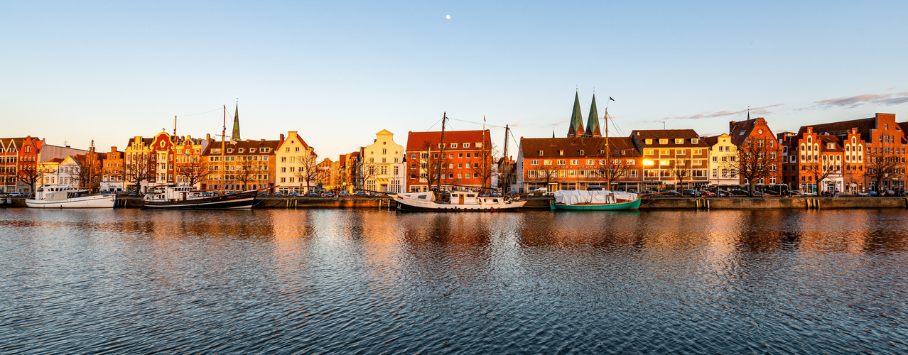 Untertrave in Lübeck am Abend