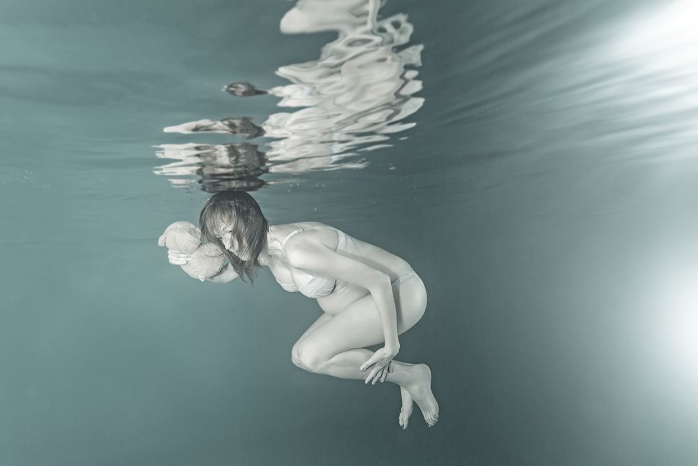 Unterwasser Fotoshooting während der Schwangerschaft