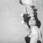 Unterwasser Portrait Fotografie mit Hut, Handschuh und Spiegelung