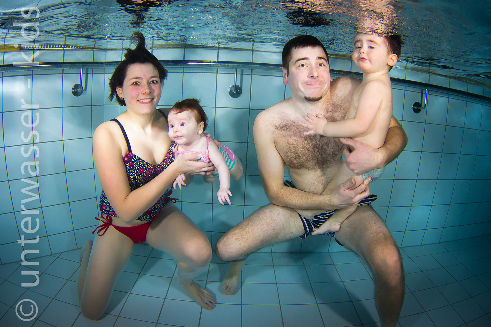 unterwasser shooting mit kleinen models beim babyschwimmen