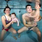 unterwasser shooting mit kleinen models beim babyschwimmen