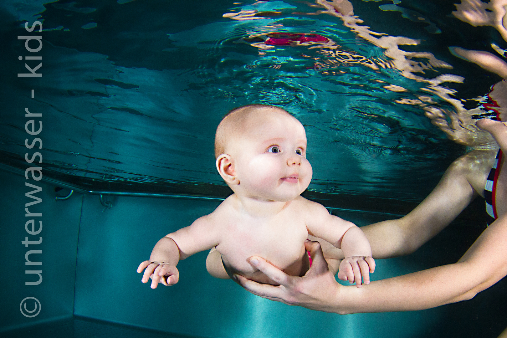 unterwasser shooting mit kleinen models beim babyschwimmen