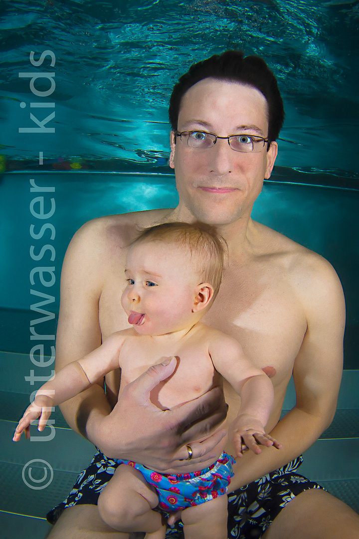 unterwasser shooting mit kleinen models beim babyschwimmen