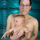 unterwasser shooting mit kleinen models beim babyschwimmen