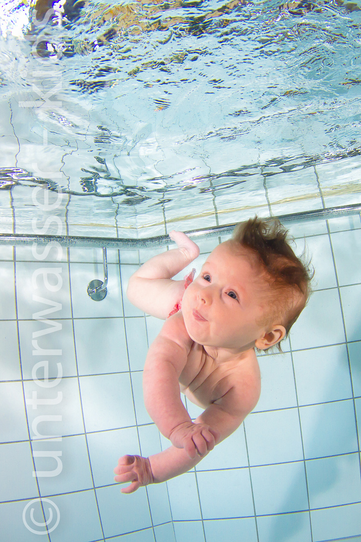 unterwasser shooting mit kleinen models beim babyschwimmen