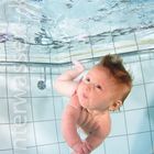 unterwasser shooting mit kleinen models beim babyschwimmen