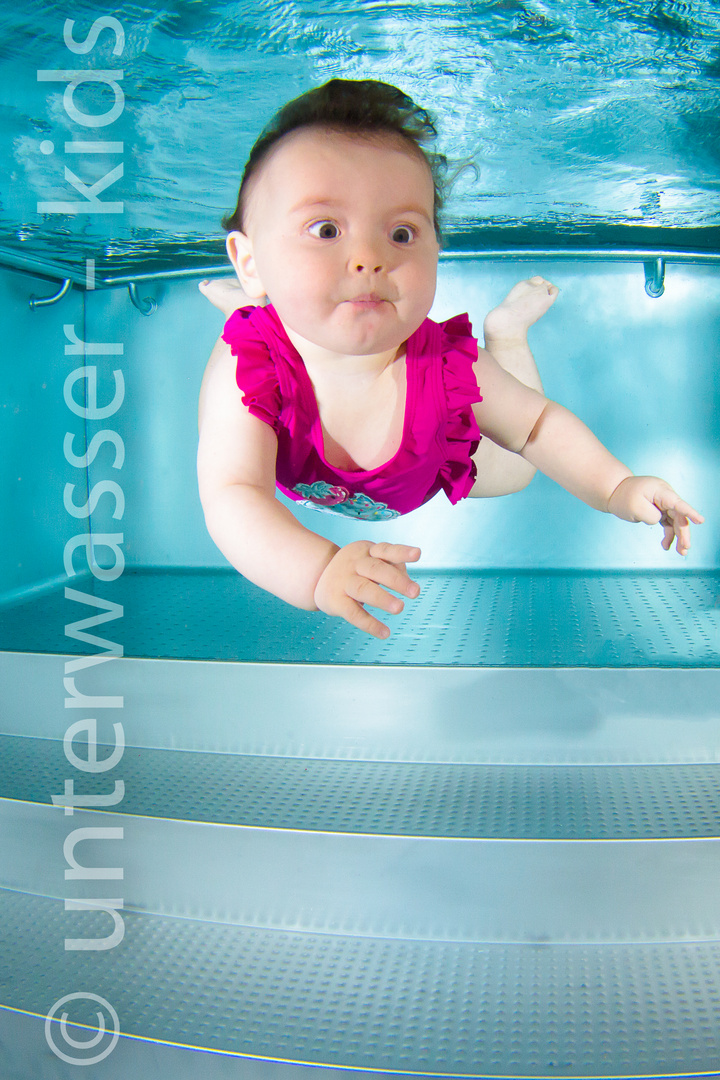 unterwasser shooting mit kleinen models beim babyschwimmen