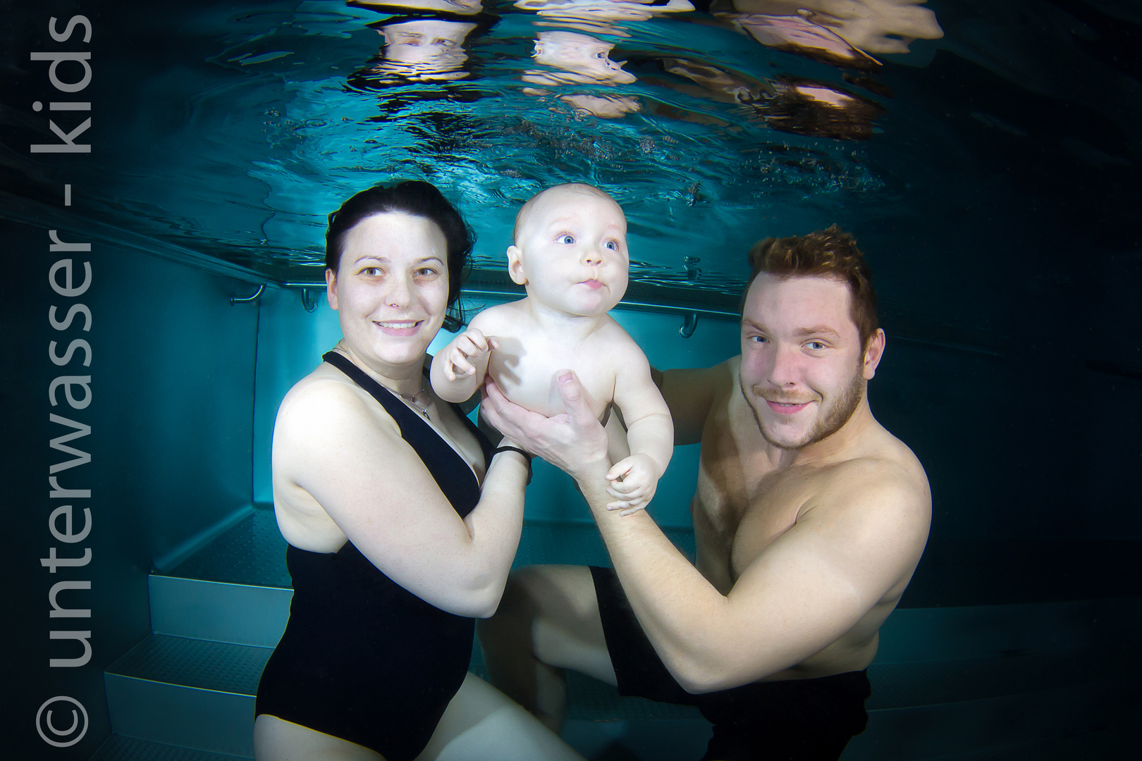 unterwasser shooting mit kleinen models beim babyschwimmen