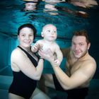 unterwasser shooting mit kleinen models beim babyschwimmen