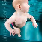 unterwasser shooting mit kleinen models beim babyschwimmen