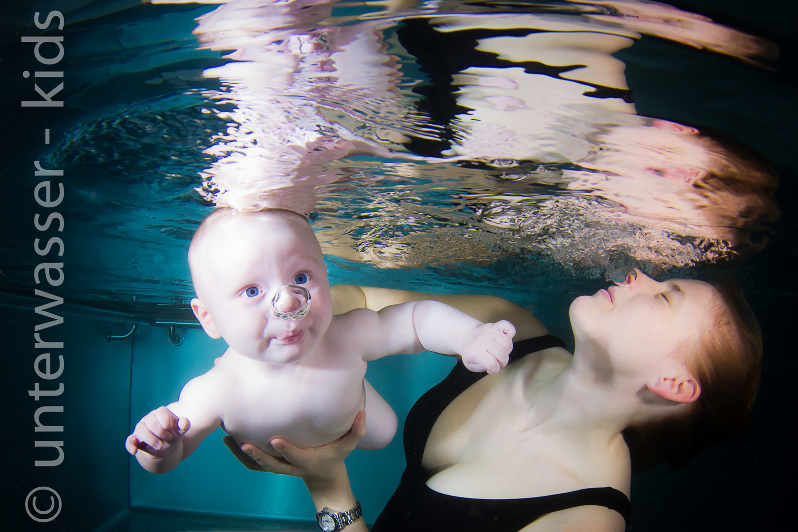 unterwasser shooting mit kleinen models beim babyschwimmen