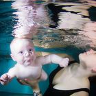 unterwasser shooting mit kleinen models beim babyschwimmen