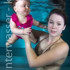 unterwasser shooting mit kleinen models beim babyschwimmen