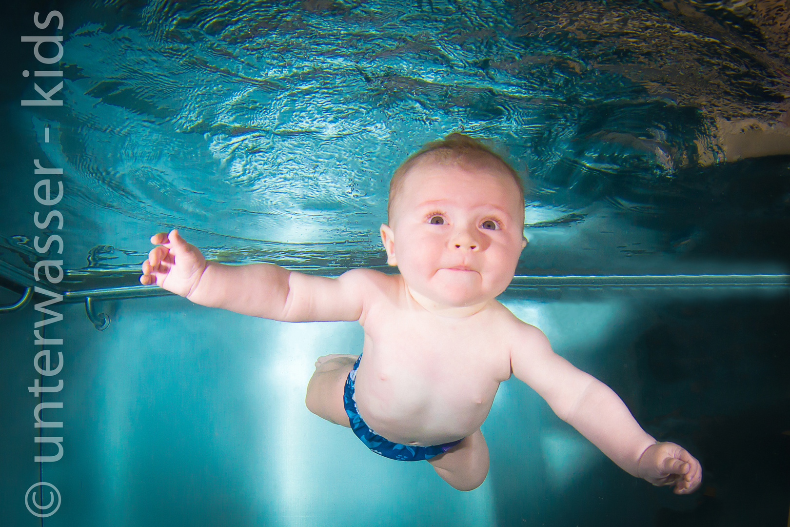 unterwasser shooting mit kleinen models beim babyschwimmen