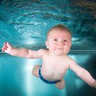 unterwasser shooting mit kleinen models beim babyschwimmen