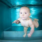 unterwasser shooting mit kleinen models beim babyschwimmen