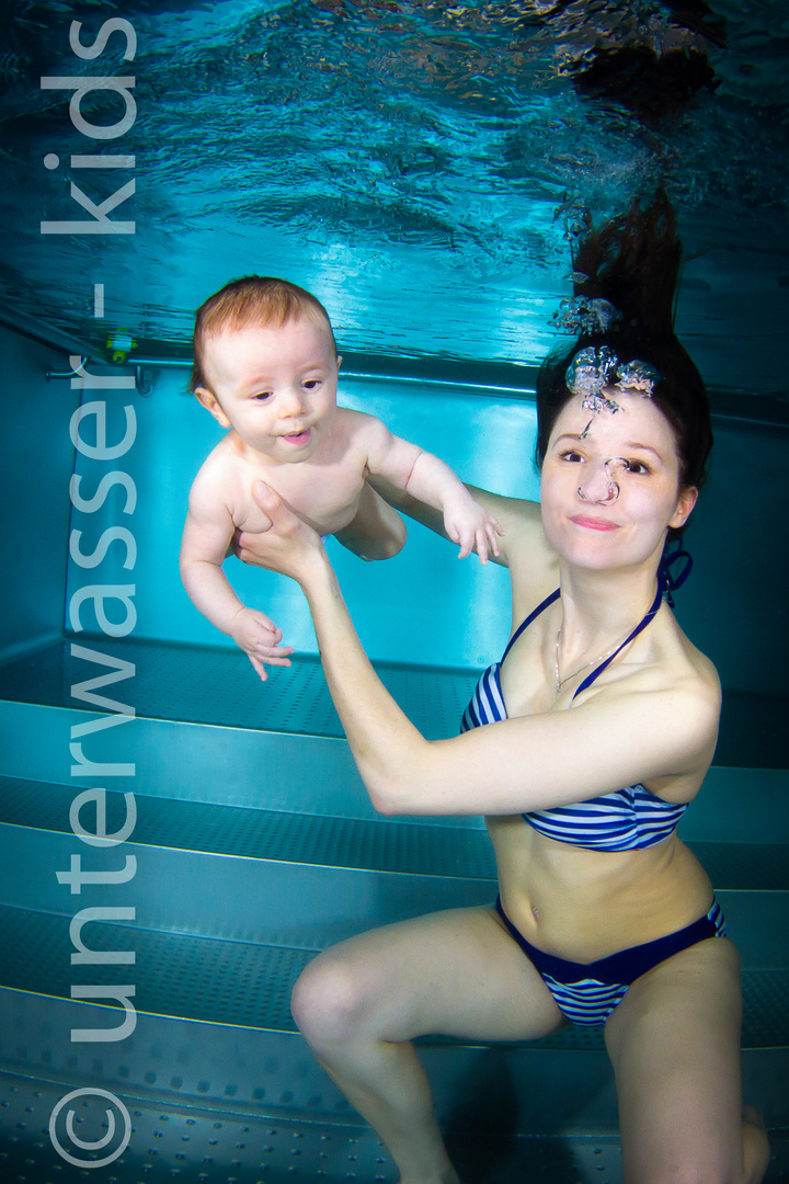 unterwasser shooting mit kleinen models beim babyschwimmen