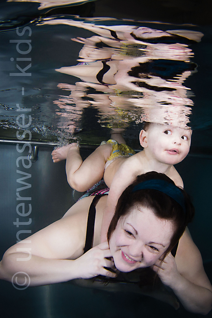 unterwasser shooting mit kleinen models beim babyschwimmen