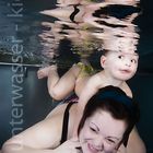 unterwasser shooting mit kleinen models beim babyschwimmen