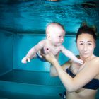 unterwasser shooting mit kleinen models beim babyschwimmen