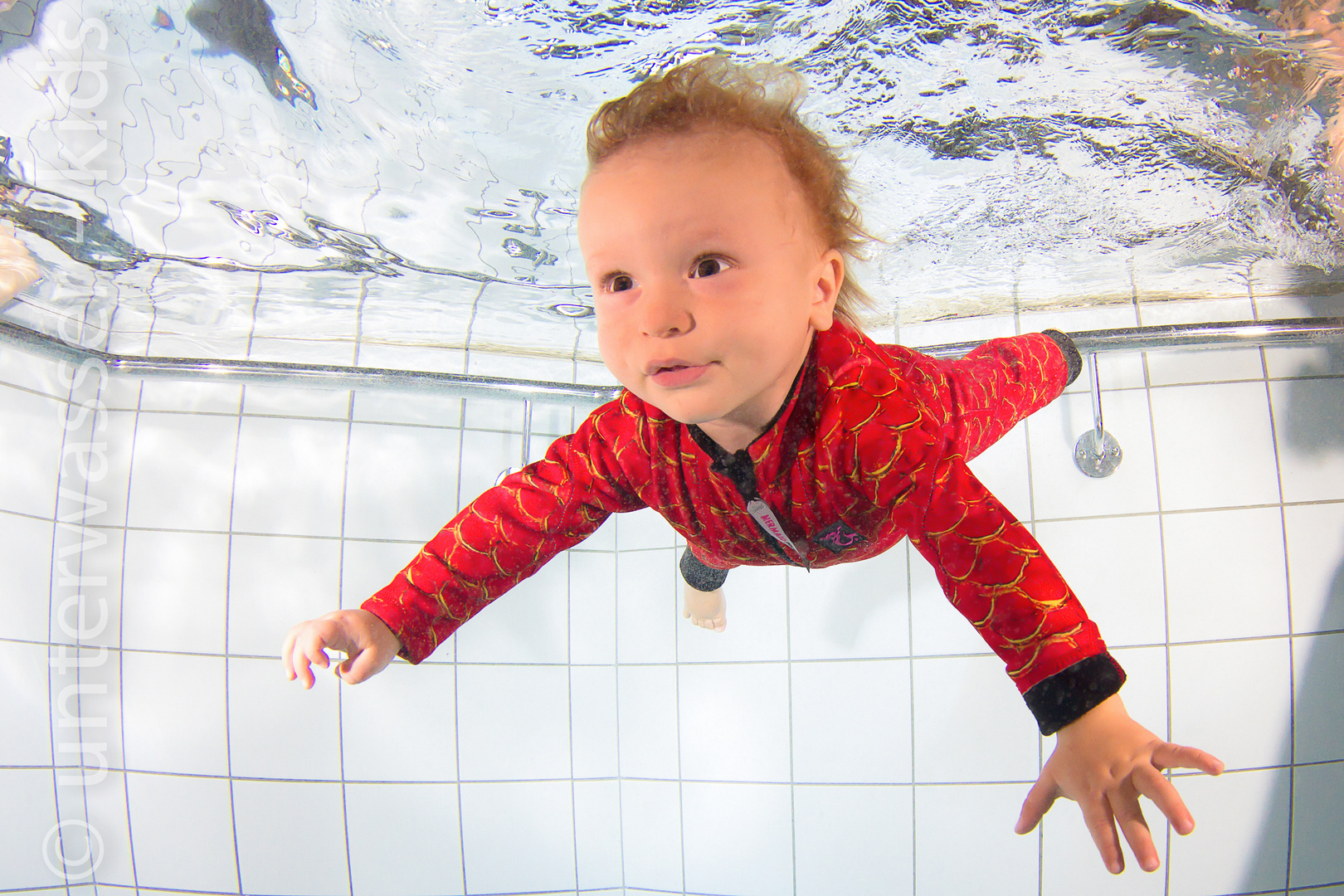 unterwasser shooting mit kleinen models beim babyschwimmen