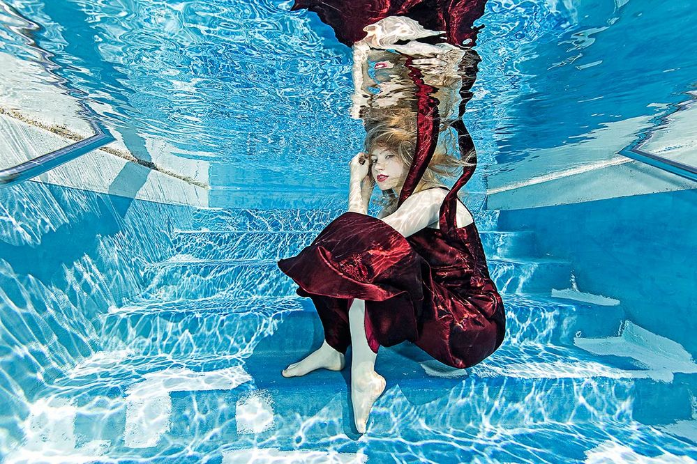 Unterwasserfotografie des Models auf der Treppe