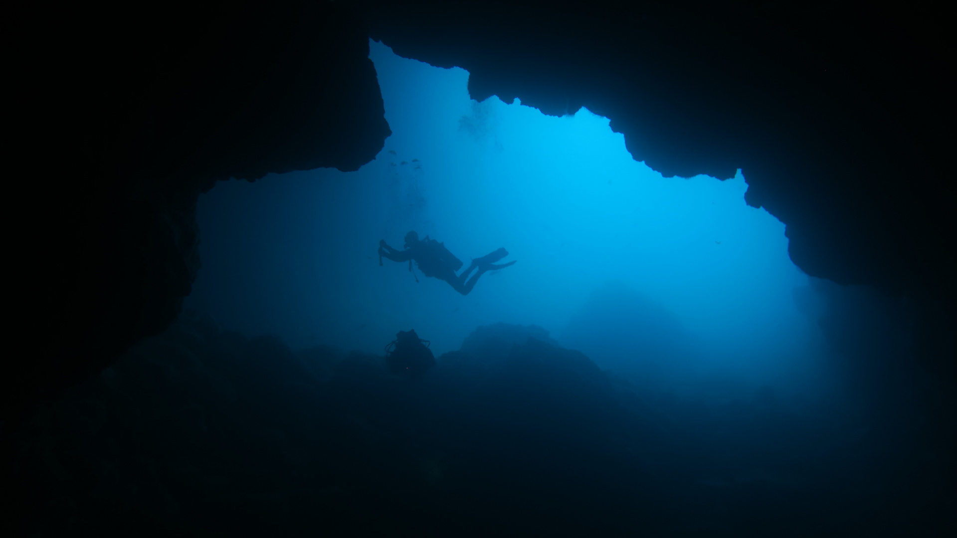 Unterwasserhöhle bei Wolf Island auf den Galapagosinseln