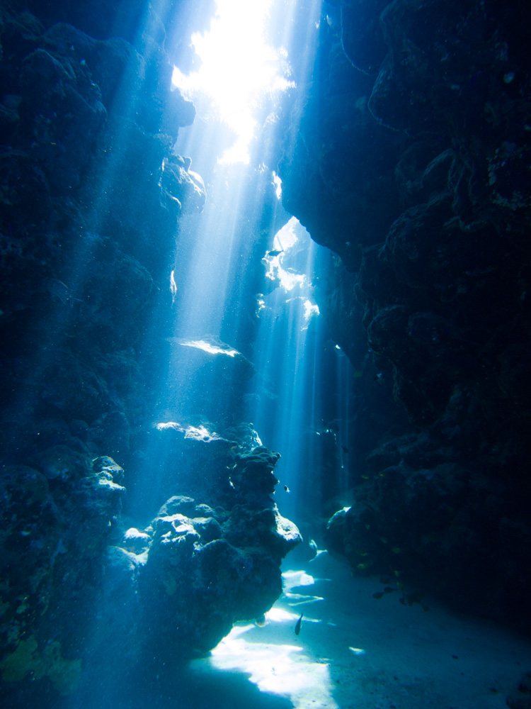 Unterwasserhöhle im Gegenlicht