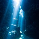 Unterwasserhöhle im Gegenlicht