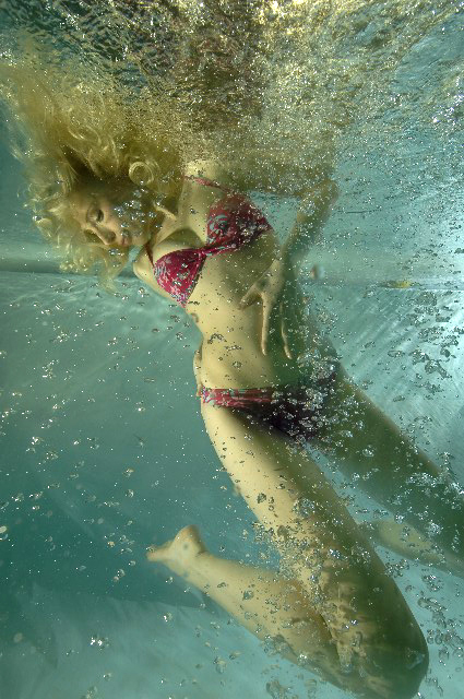 Unterwassermodel Elischeba wünscht schönes Wochenende