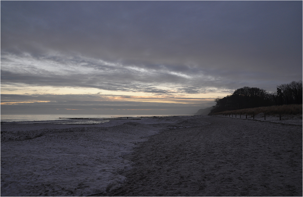 Unterwegs am winterlichen Ostseestrand