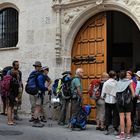 Unterwegs auf dem Camino de Santiago - Pilger warten auf Einlass in die Herberge in Burgos