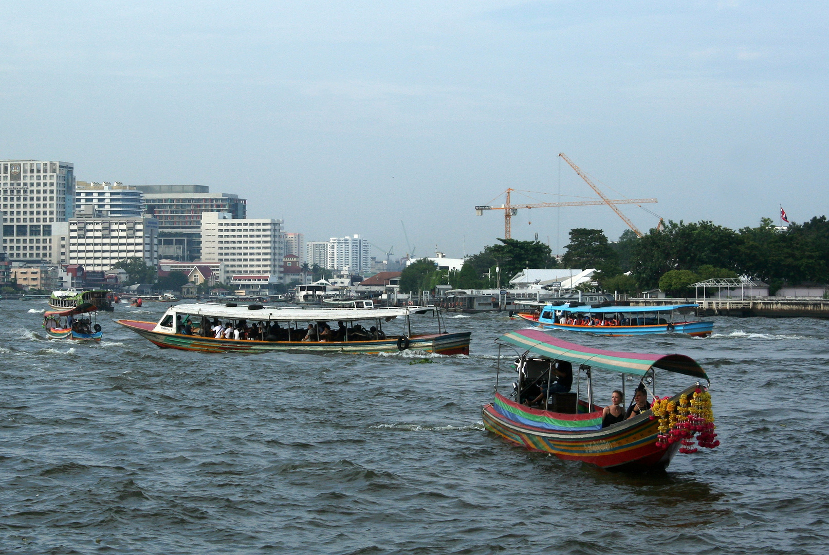 Unterwegs auf dem Chao Phraya River in Bangkok