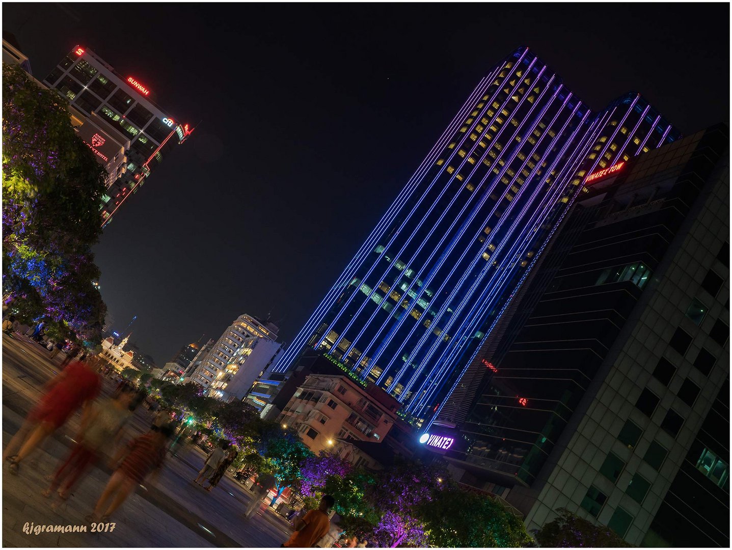 unterwegs auf dem prachtboulevard in ho-chi-minh-stadt......